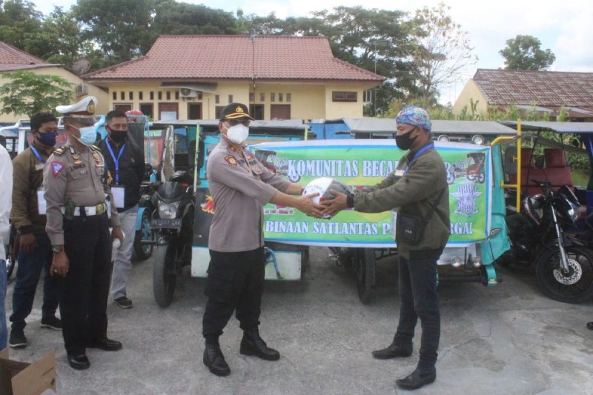 Polisi bagikan perlengkapan prokes  kepada pengemudi becak motor