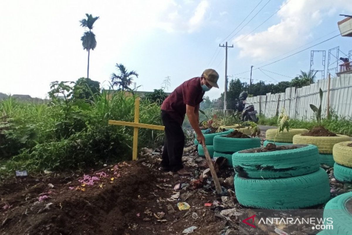 Cegah warga buang sampah sembarangan dengan kuburan palsu