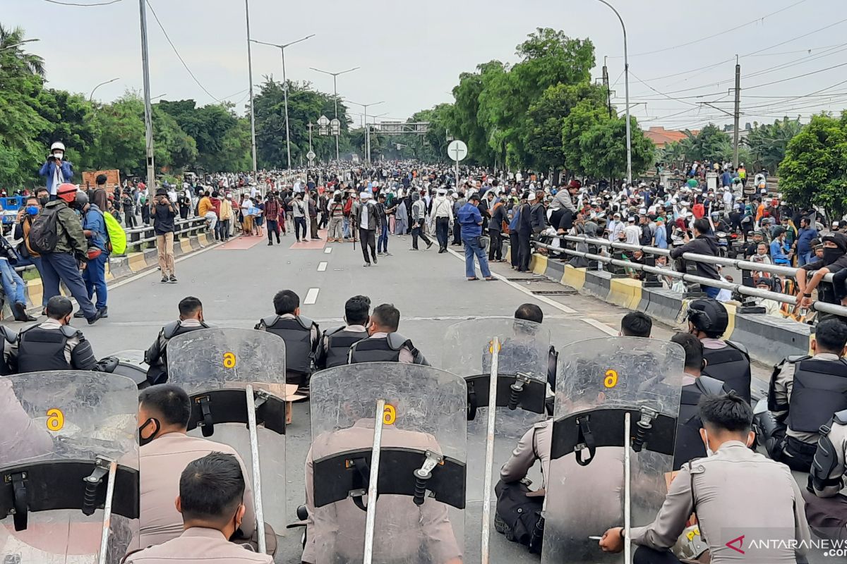 Massa Rizieq Shihab tinggalkan flyover Pondok Kopi