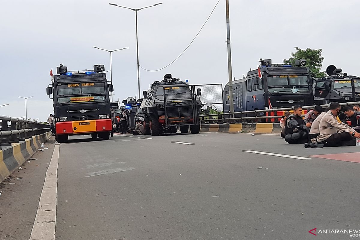 Massa Rizieq ceburkan kendaraan polisi ke sungai picu bentrokan