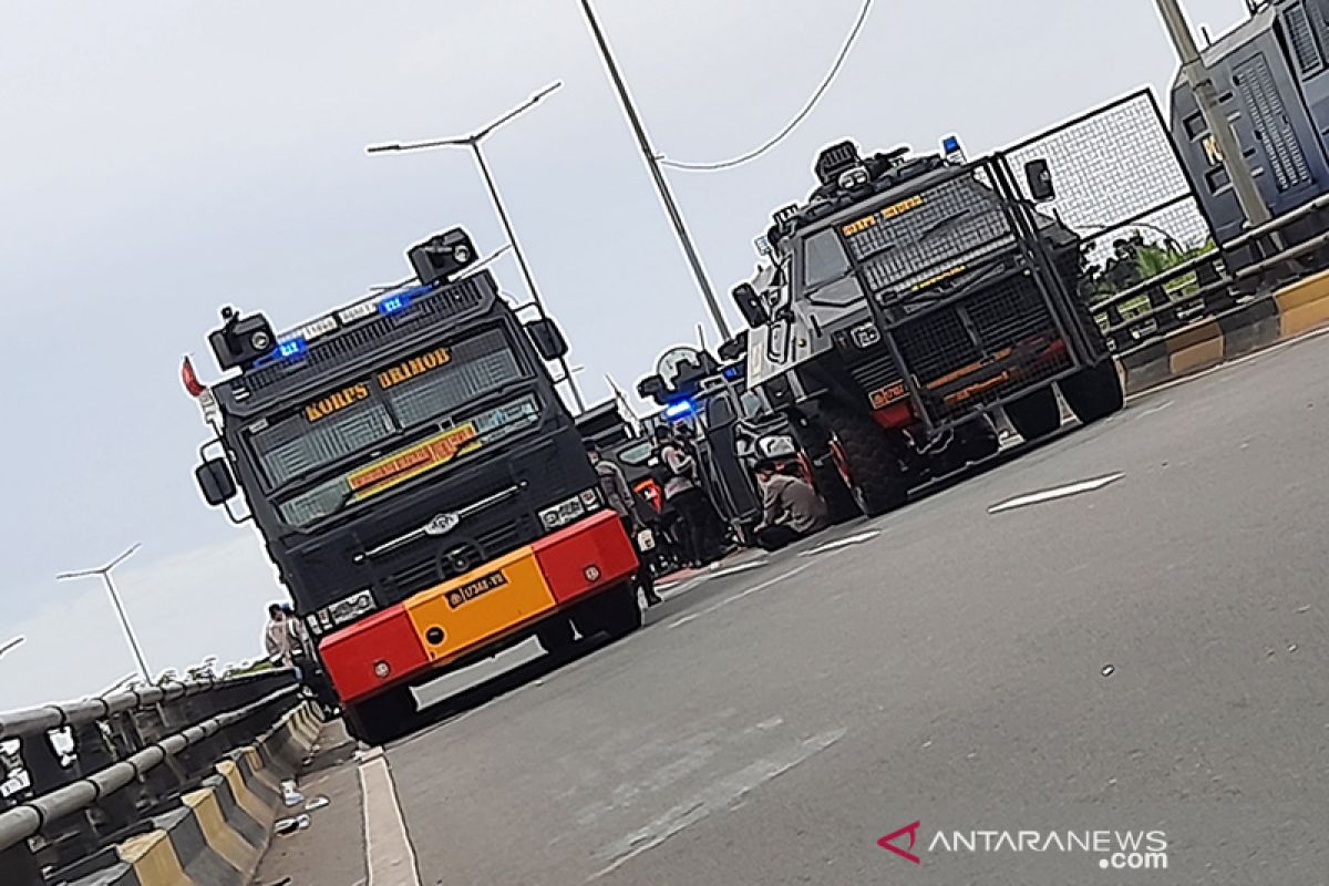 Massa Rizieq Shihab ceburkan kendaraan anggota picu bentrokan