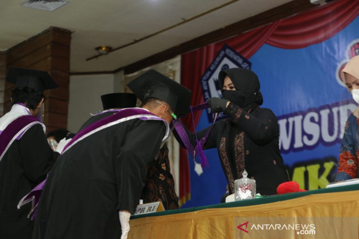 Ini motivasi dan semangat diberikan anggota DPR-RI, Rezka kepada wisudawan SMK Gema Nusantara