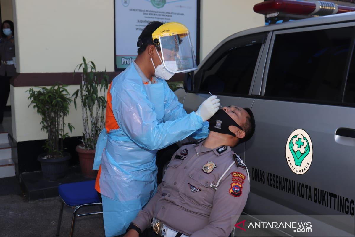 Selain warga, personel Polres dan tahanan juga di "Tes Swab" di Bukittinggi