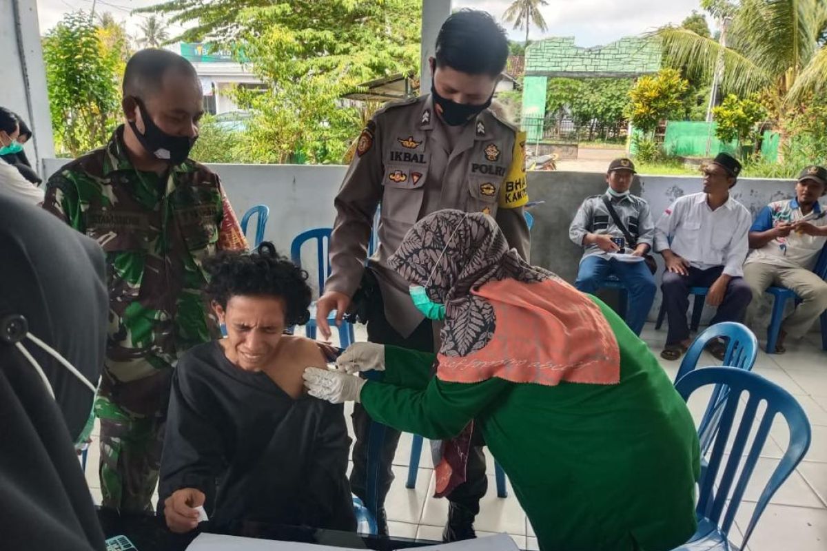 Sambut HUT Bhayangkara ke-75, Polres Dompu gelar vaksinasi massal