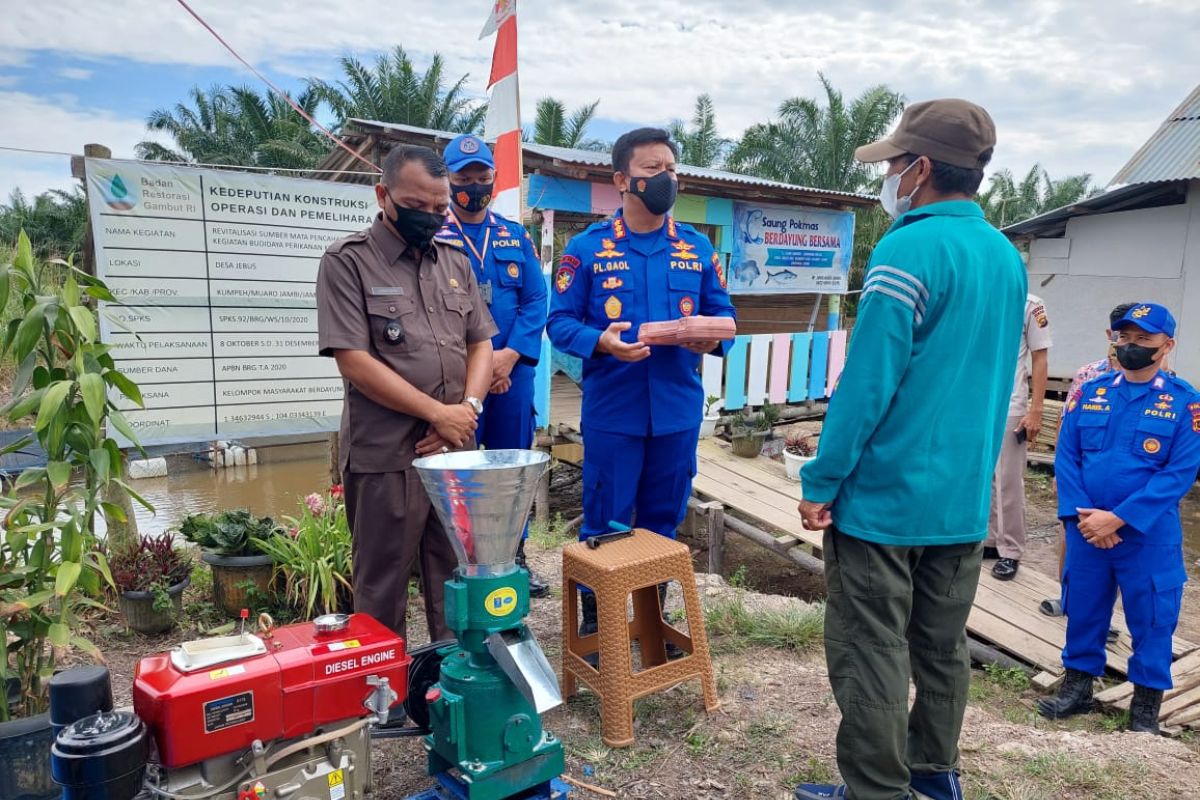 Ditpolairud Jambi berikan bantuan mesin pembuat pakan ikan untuk nelayan