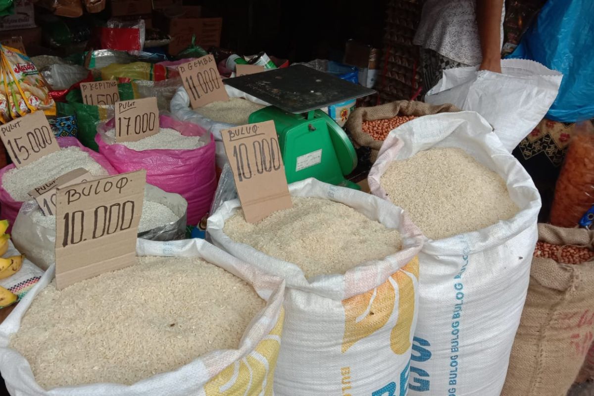 Harga sejumlah kebutuhan masyarakat di pasar tradisional Ambon terpantau normal