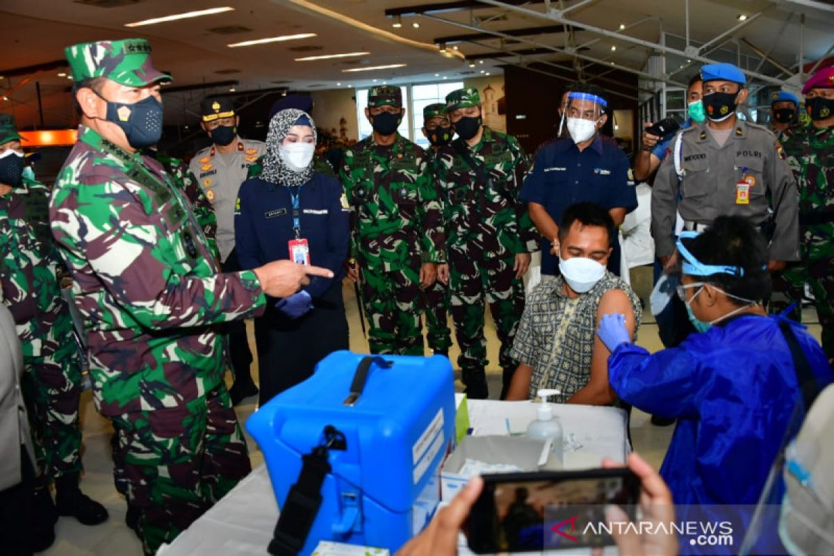 Kasal tinjau Serbuan Vaksinasi COVID-19 di Semarang