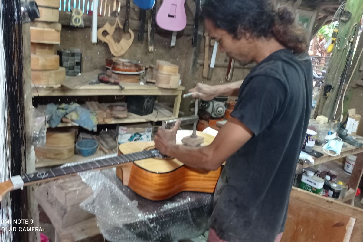 Pesanan meningkat, perajin gitar di Lebak kembali bangkit