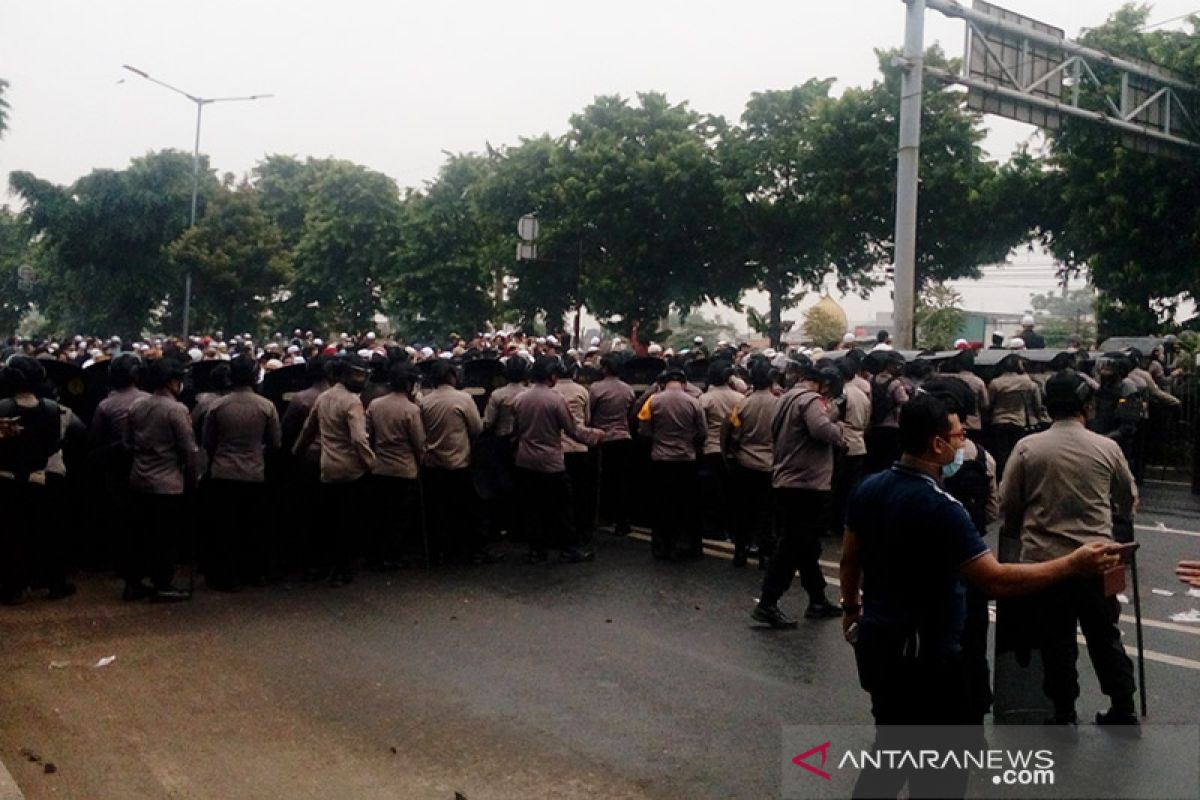 Ratusan massa simpatisan Rizieq Shihab kepung flyover Pondok Kopi