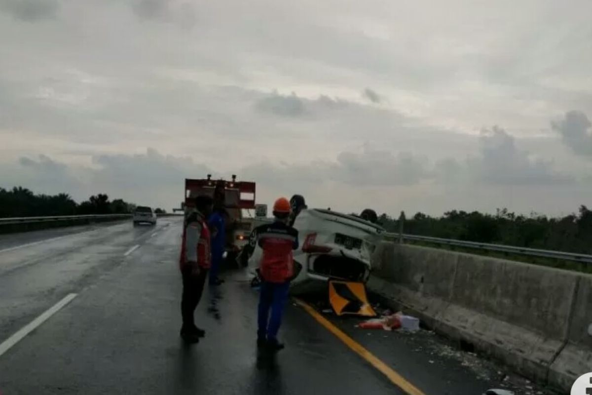 Cayla tabrak pembatas jalan di Tol Trans Sumatera, satu meninggal tiga luka berat