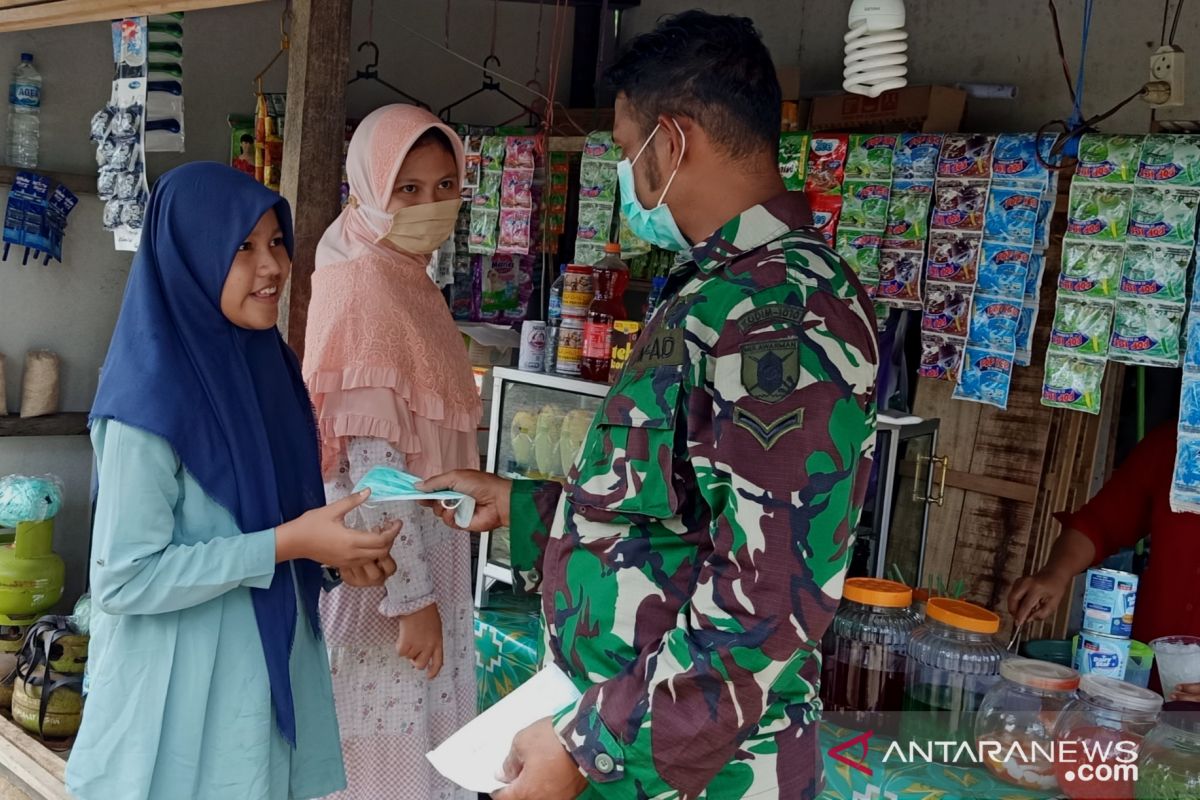 TMMD members distribute masks in Tapin