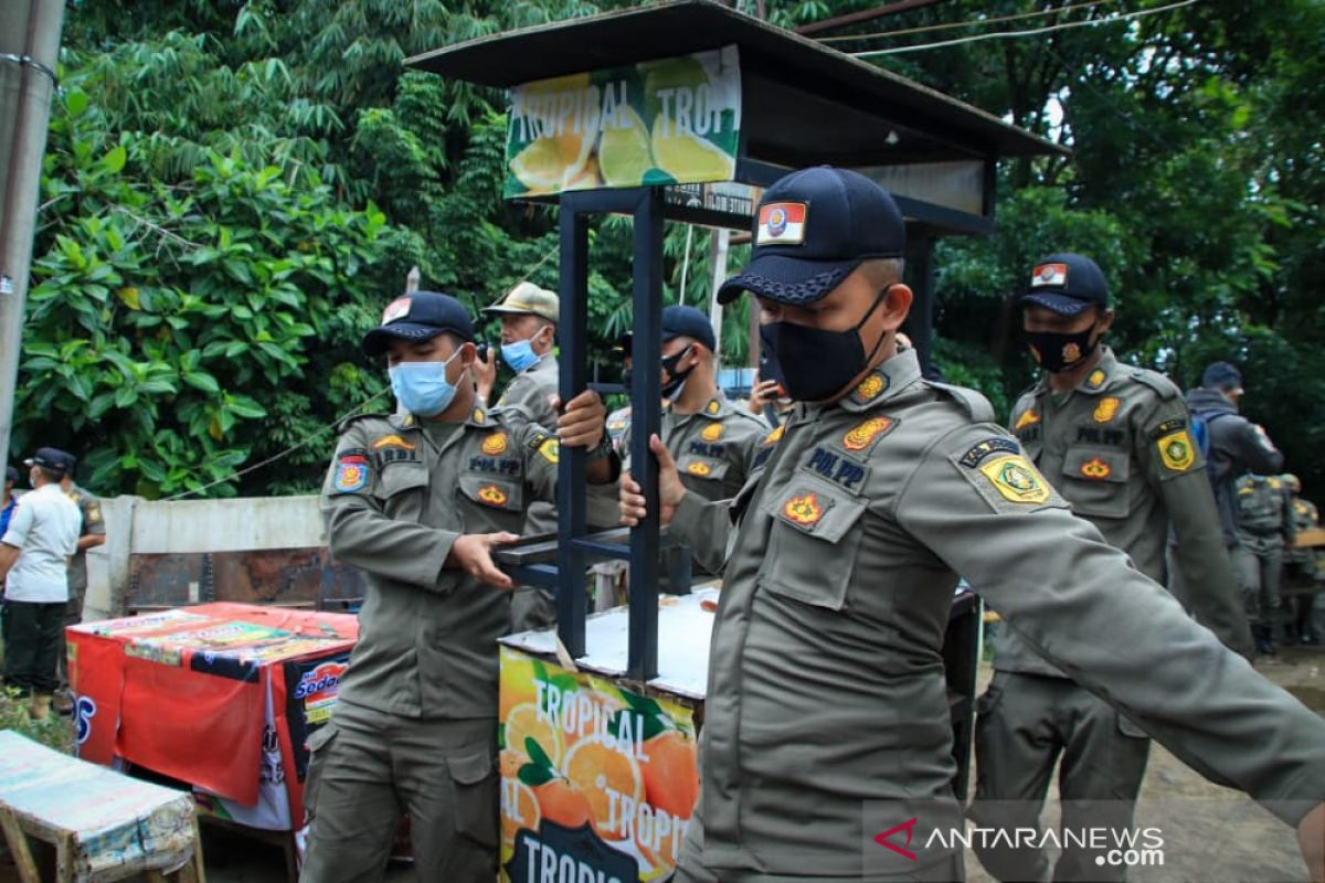 Tim gabungan Satpol PP Kota dan Kabupaten Bogor tertibkan 153 lapak PKL