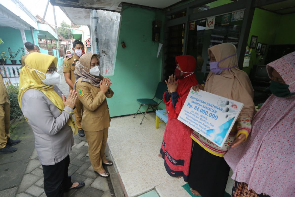 Setelah Ketua RT/RW, Ning Ita beri tenaga keagamaan perlindungan BPJS Ketenagakerjaan