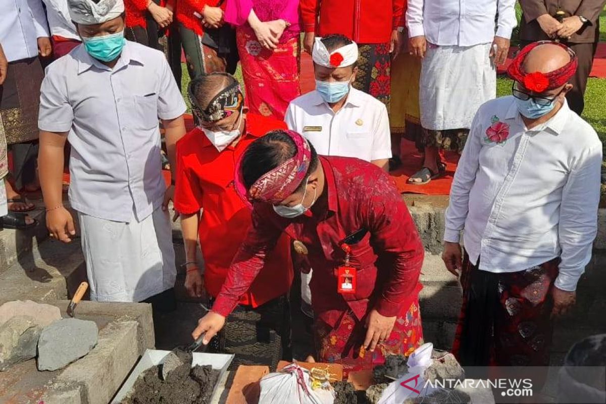 Bangli bangun alun-alun kota dan Gedung DPRD