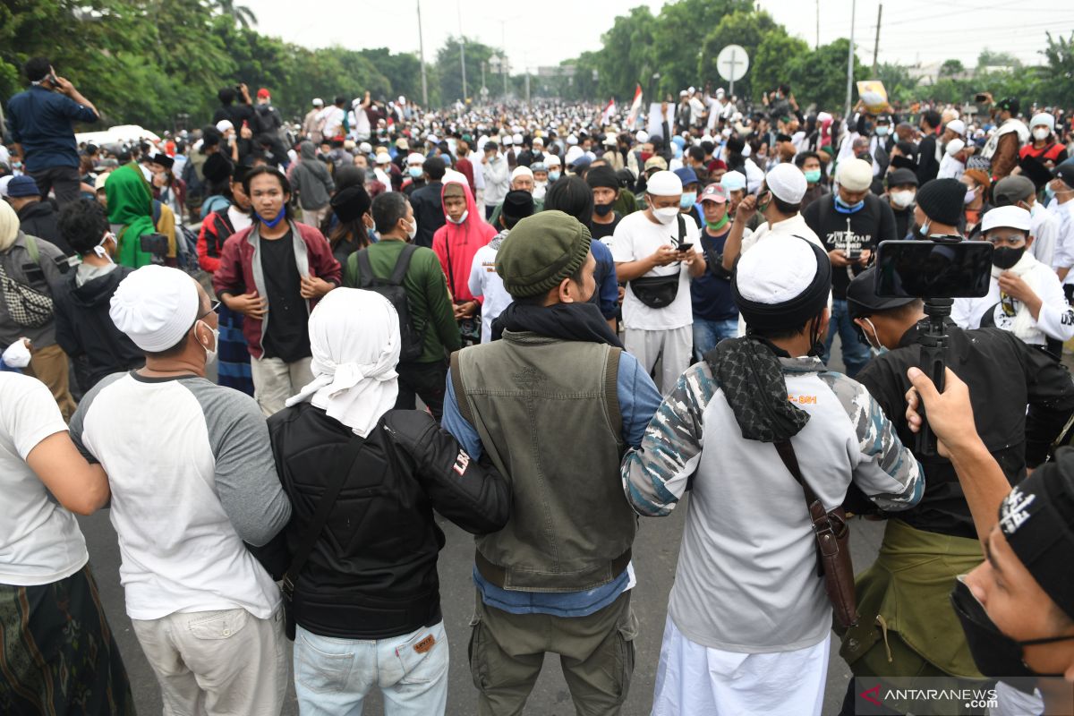 Massa simpatisan Rizieq Shihab kepung flyover Pondok Kopi