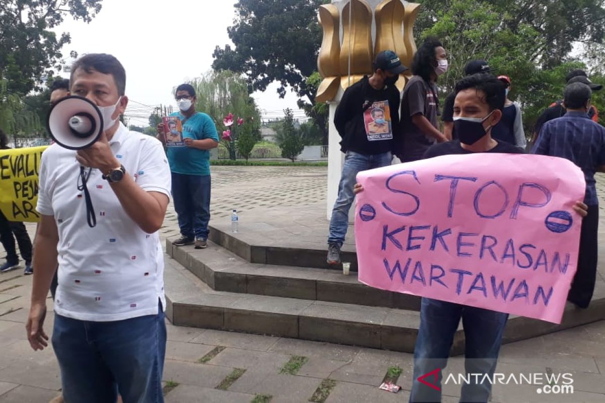 Wartawan Tangsel aksi solidaritas lawan perlakuan intimidasi