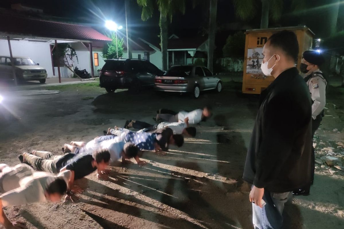 Langgar prokes puluhan warga dihukum push up