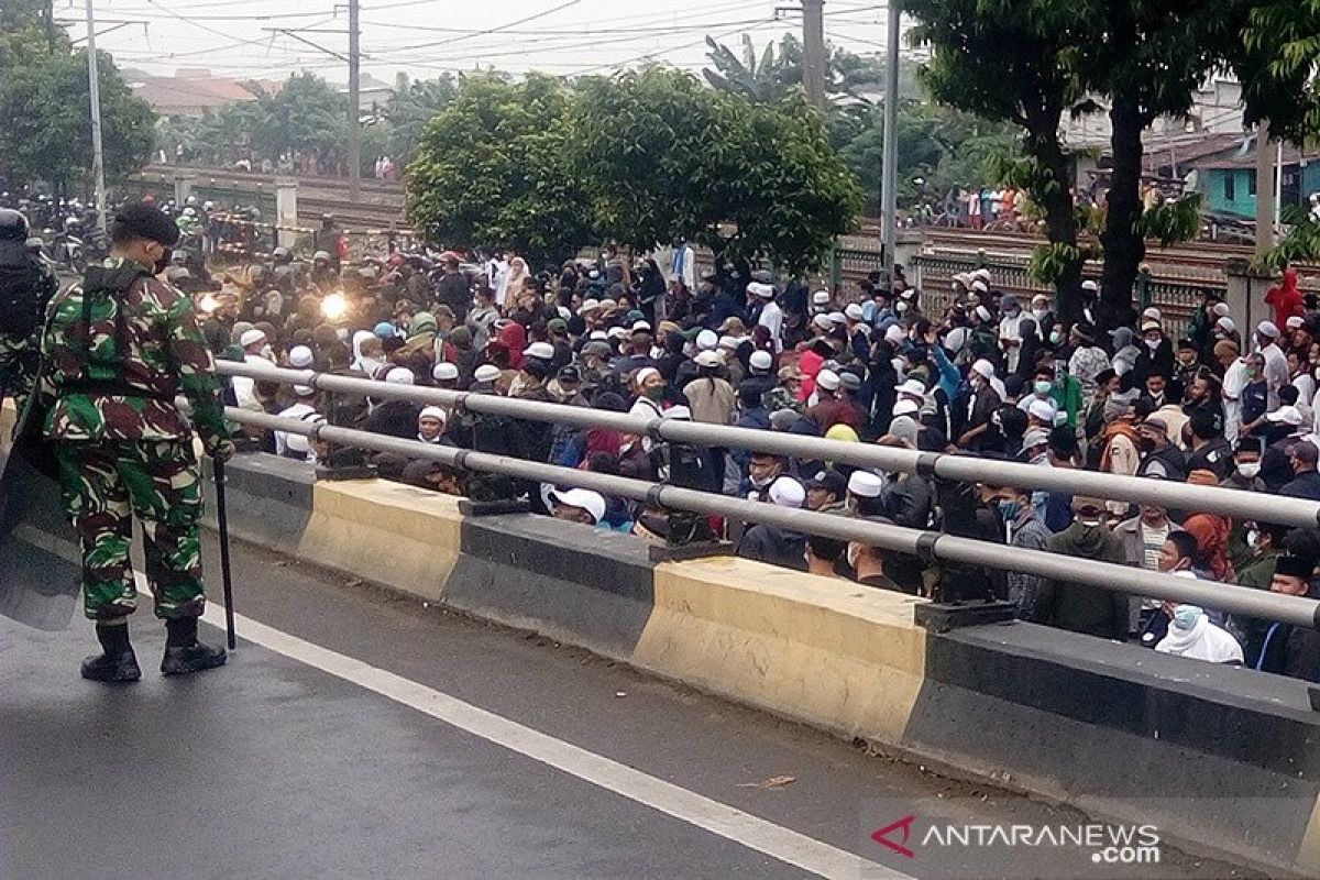 Polisi tangkap 200 orang simpatisan Rizieq Shihab di PN Jakarta Timur