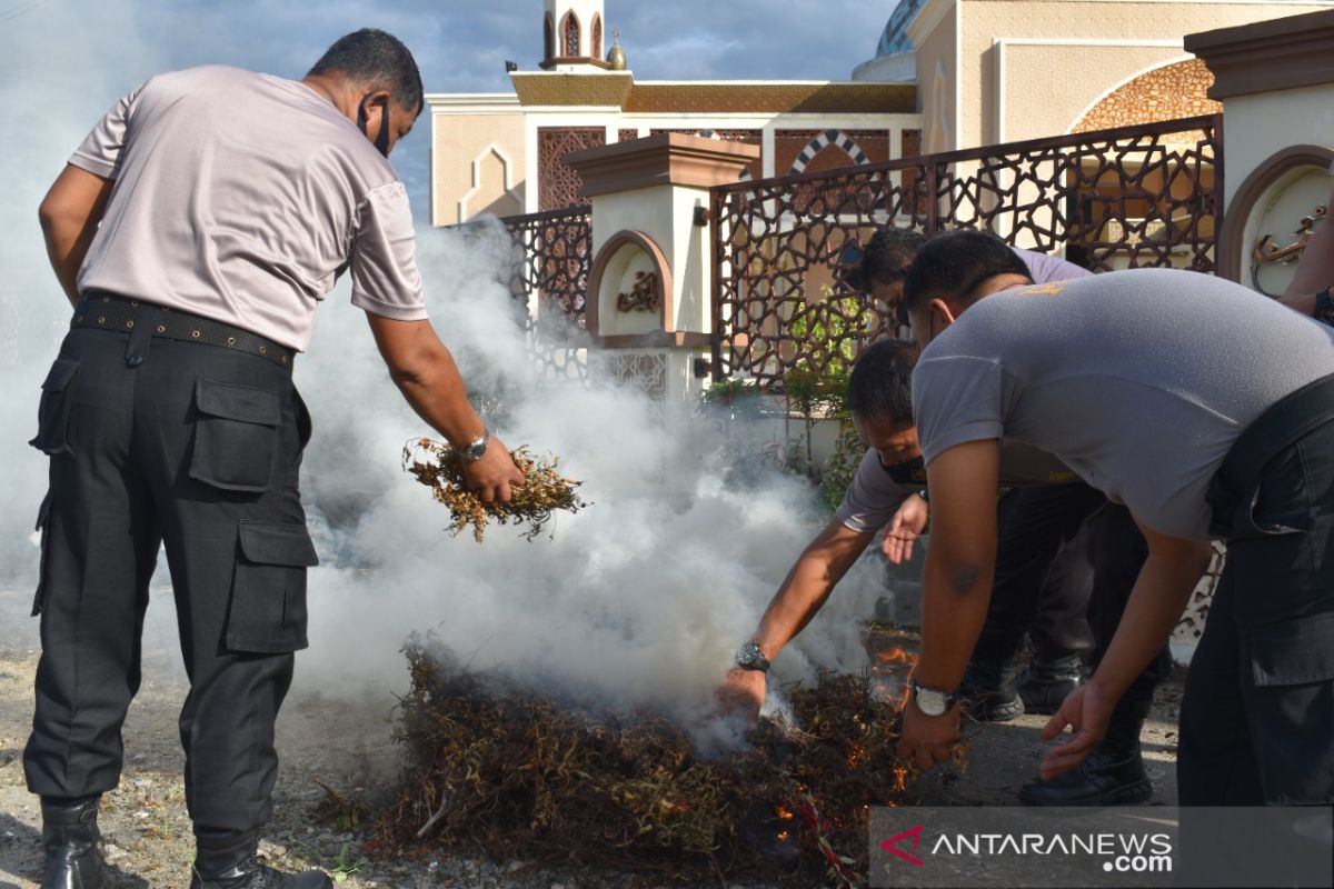 Sambut HUT Bhayangkara, personil Polres Pasbar bersihkan dua masjid