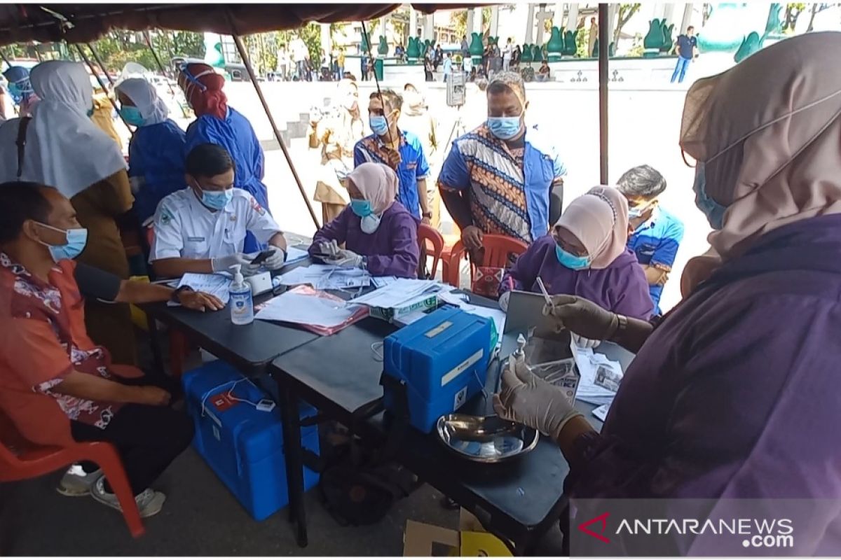 3.000 warga divaksinasi massal di Bukittinggi