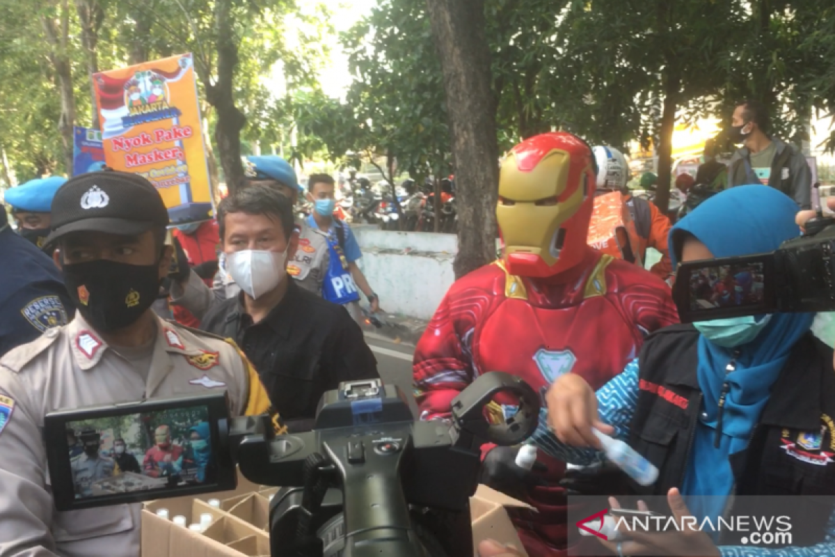 Polisi sambangi tempat kongko Kelapa Gading pakai kostum superhero