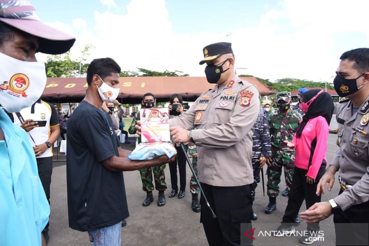 Fakir miskin dan anak yatim dapat bansos dari Kapolda Maluku