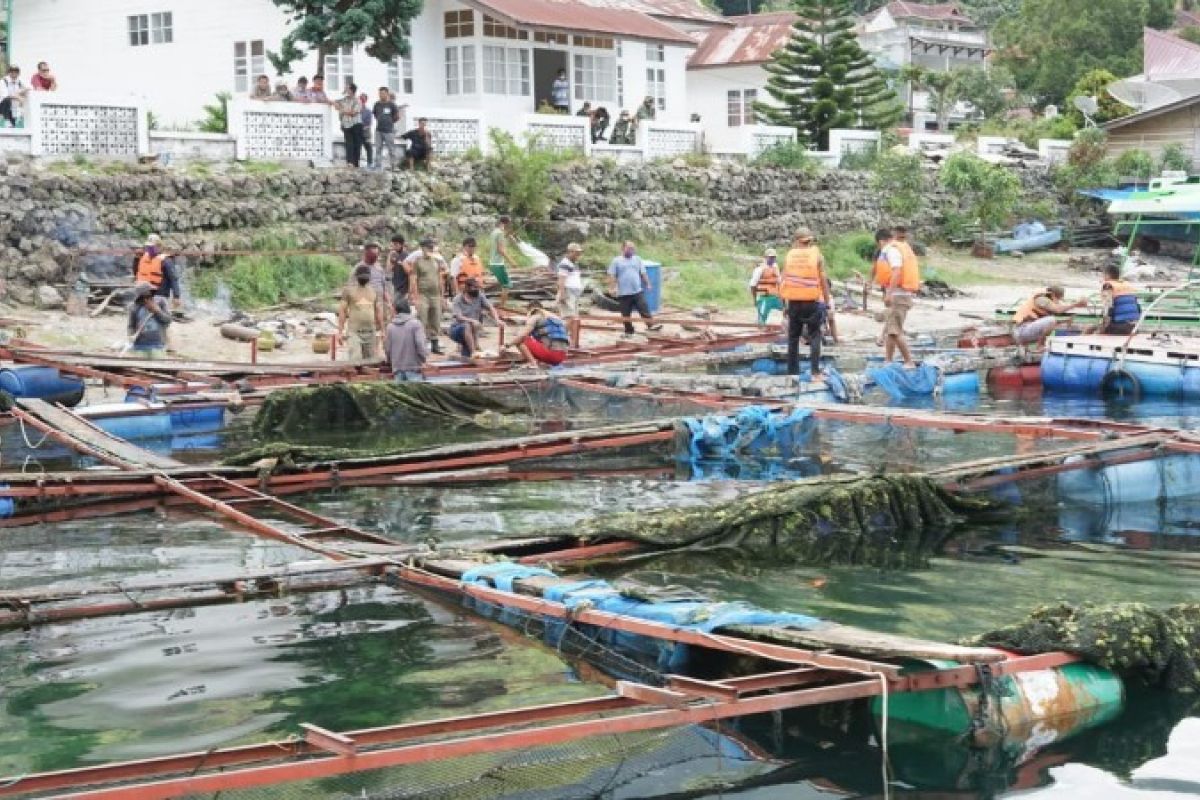 Keramba Jaring Apung di Haranggaol Danau Toba ditertibkan