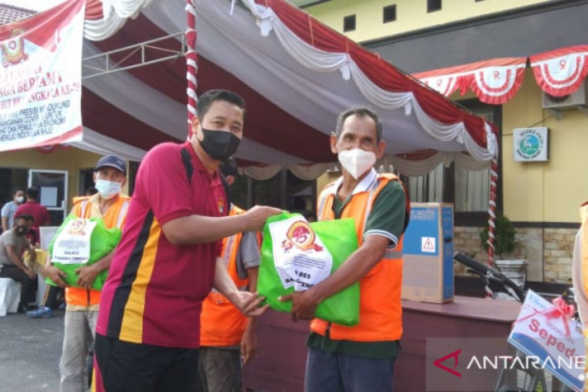 Polres Bangka Tengah salurkan 130 paket sembako ke warga