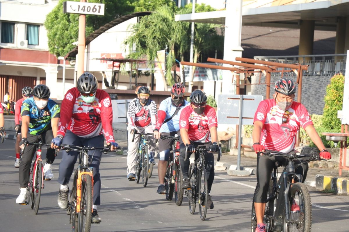 Forkopimda Sulut ikut "Gowes Sehat " sambut Hari Bhayangkara ke-75