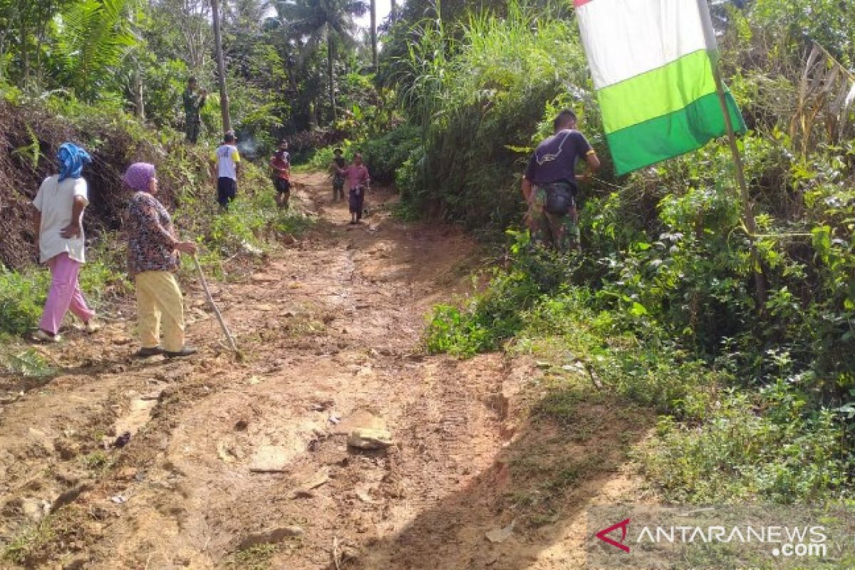 Gotong Royong bersihkan jalan Kebersamaan TNI-Rakyat di Desa Sihuom