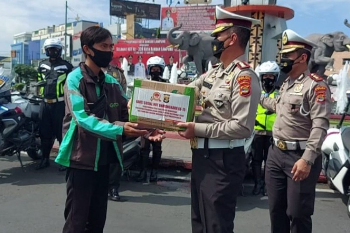 Dirlantas Polda Lampung distribusikan paket sembako untuk ojek online
