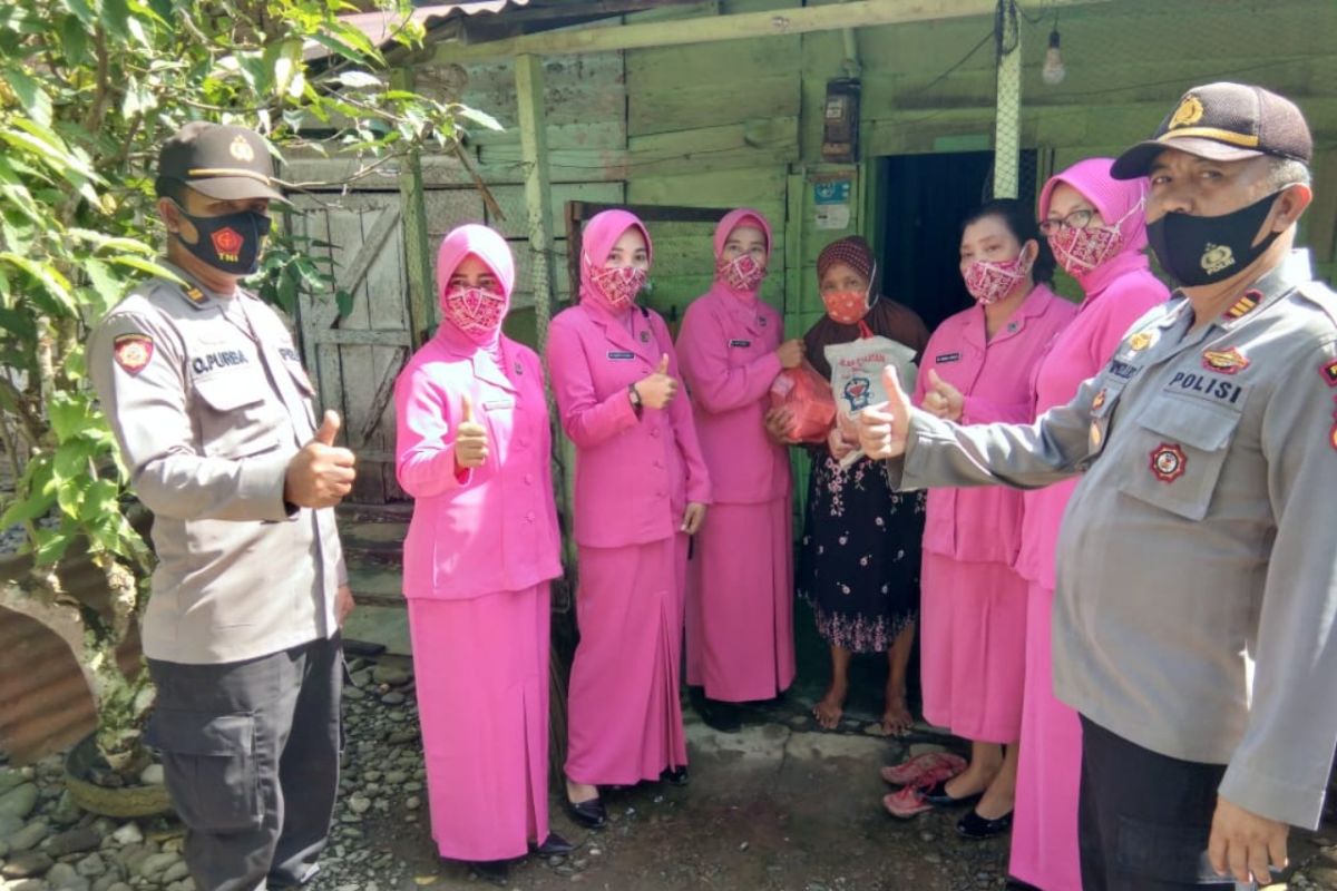 Polsek Padang Tualang salurkan sembako buat warga kurang mampu