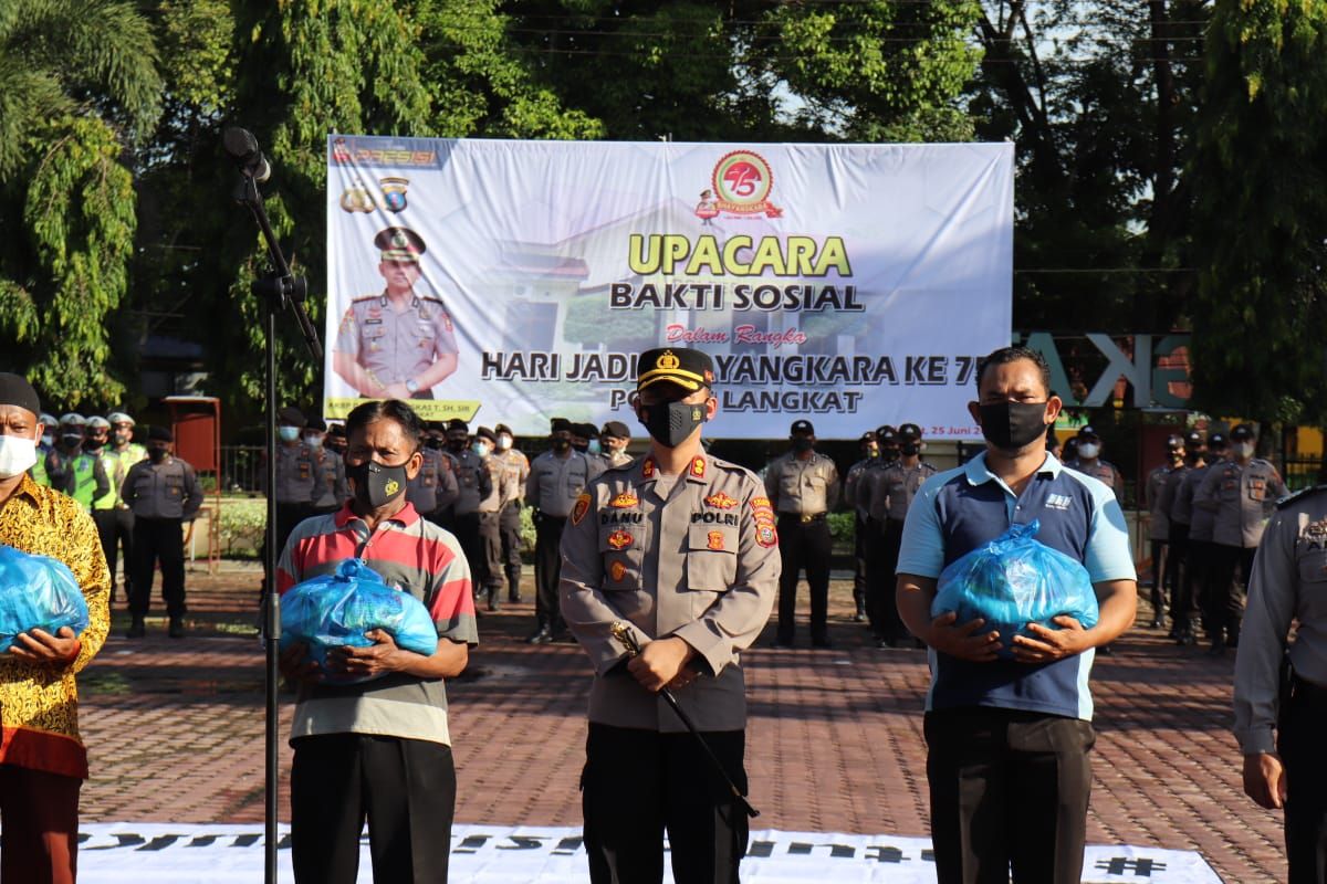 Polres bagikan 620 paket sembako buat warga Langkat