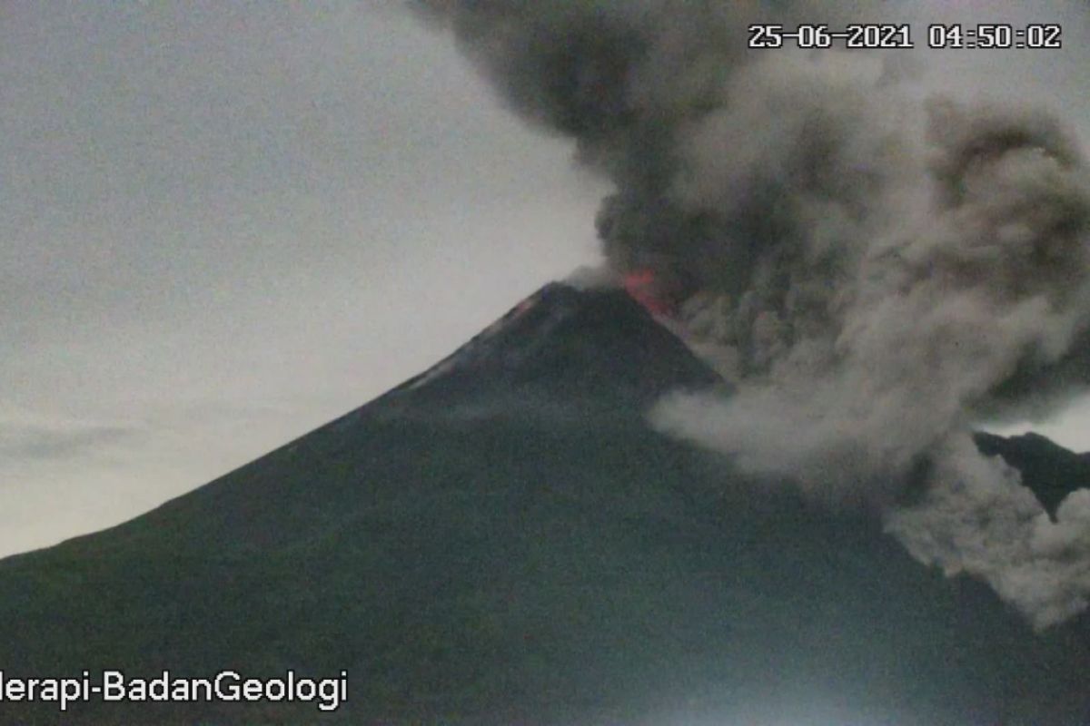 Gunung Merapi meletus, tiga awan panas meluncur ke tenggara sejauh 3 KM