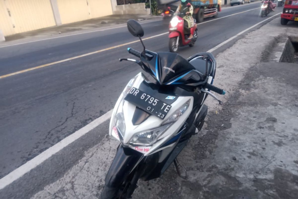 Satu meninggal, sepeda motor salip truk fuso di jalan umum Anjani Lotim