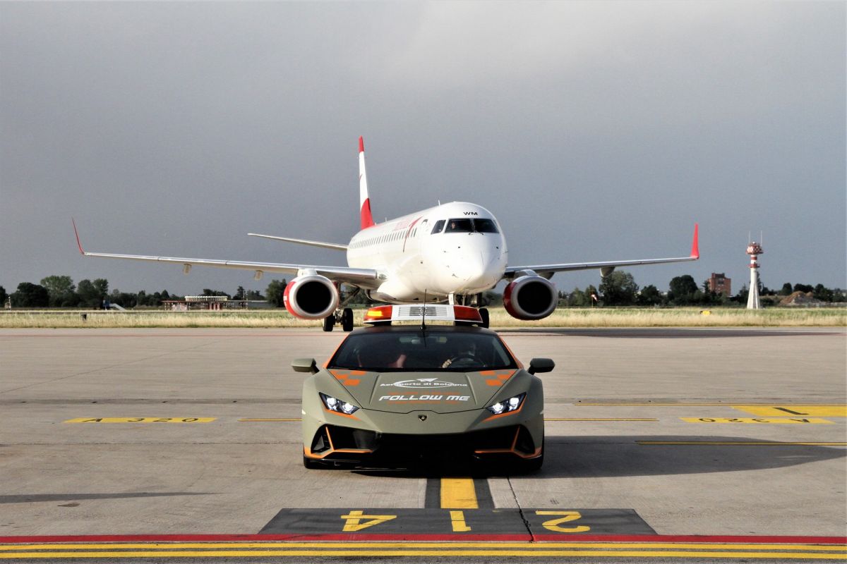 Bandara Bologna hadirkan Lamborghini Huracan Evo untuk sambut tamu