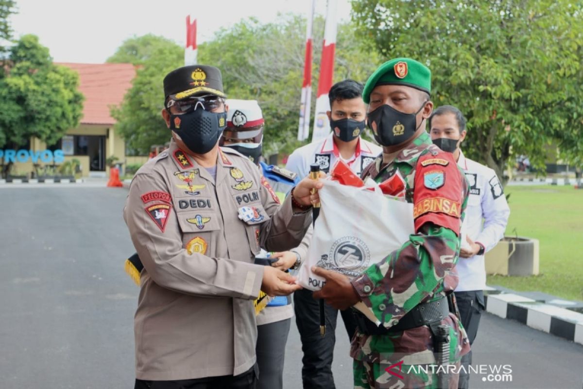 Kapolda Kalteng berangkatkan bantuan sosial untuk masyarakat terdampak COVID-19