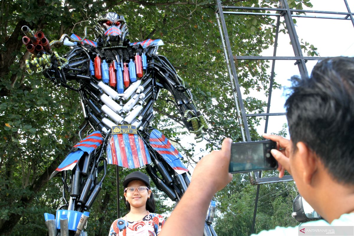 POLISI BUAT ROBOT DARI KNALPOT