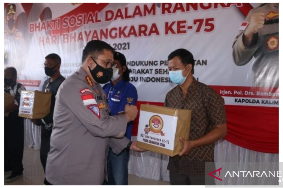 Polda Kaltara Bagikan Paket Sembako Pada Masyarakat Terdampak COVID-19