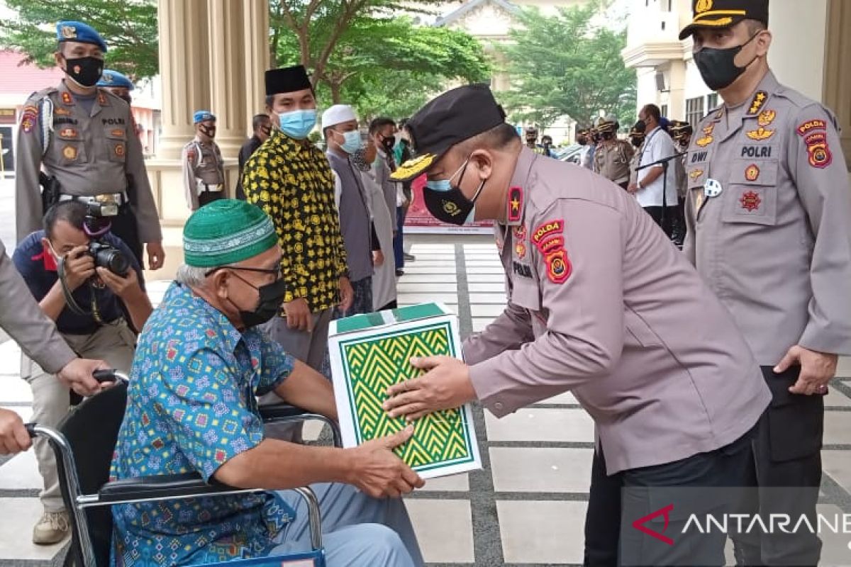 Wakapolda Jambi serahkan bantuan kepada penyandang disabilitas