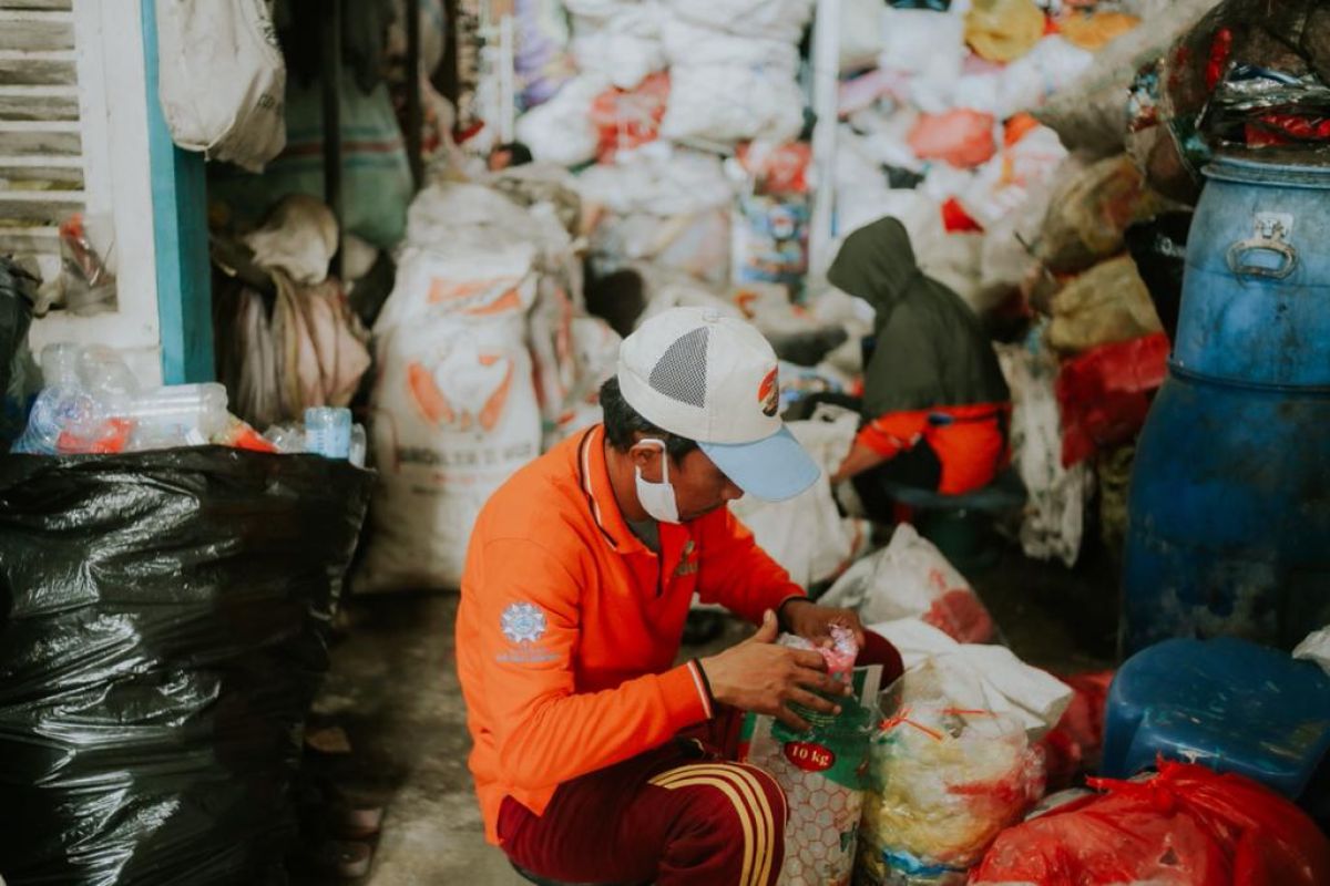 OPPA-Bank Sampah bagikan APD kepada pekerja sampah