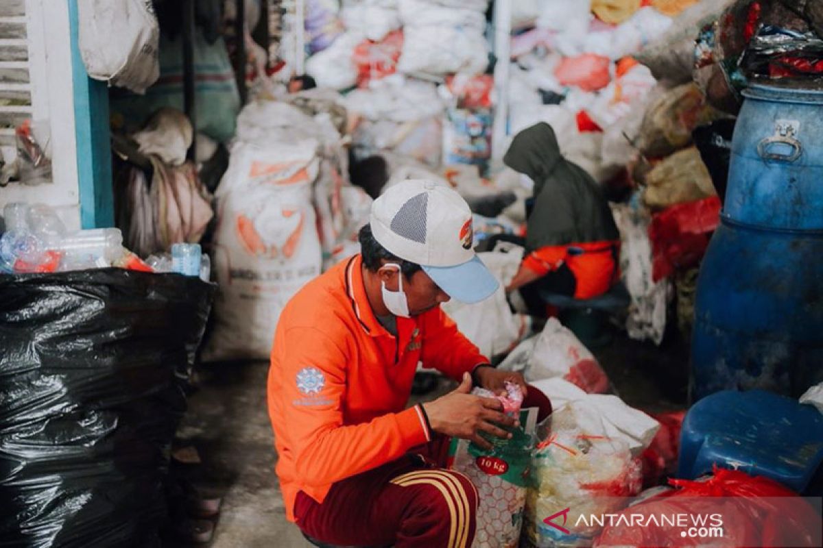 OPPA bagikan APD kepada pekerja sampah