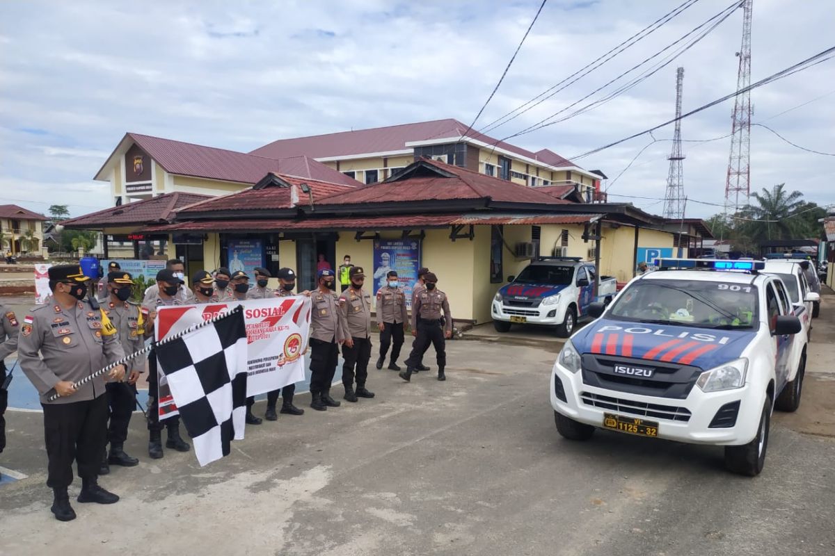 Polisi bagikan sembako untuk ojek online dan nakes di Kapuas Hulu