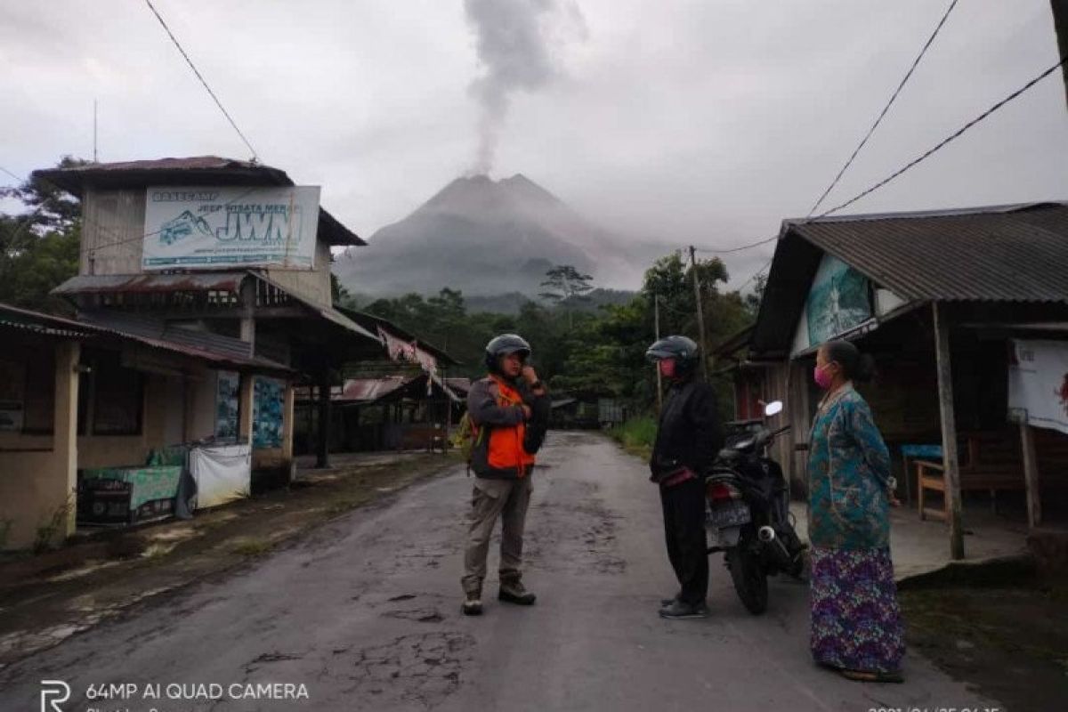 Sejumlah wilayah Sleman, DI Yogyakarta dilanda hujan abu guguran awan panas Merapi