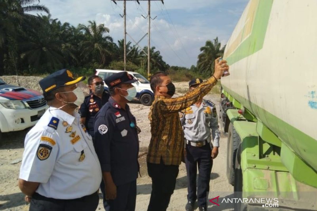 Dishub Riau tilang 53 kendaraan berat bermuatan berlebih