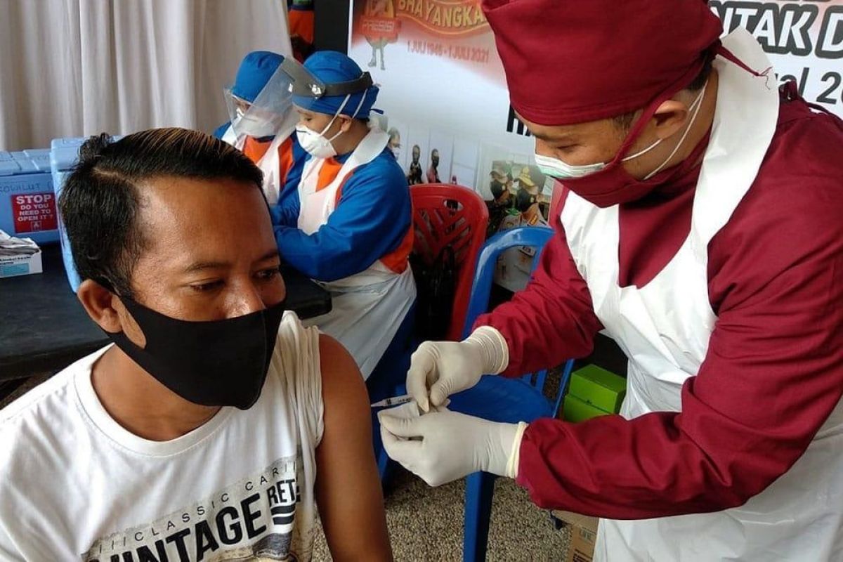 Tim medis empat puskesmas bantu vaksinasi di Polres Kediri Kota