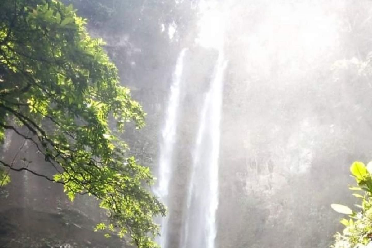 Masyarakat Mukomuko membangun sarana penunjang wisata air terjun