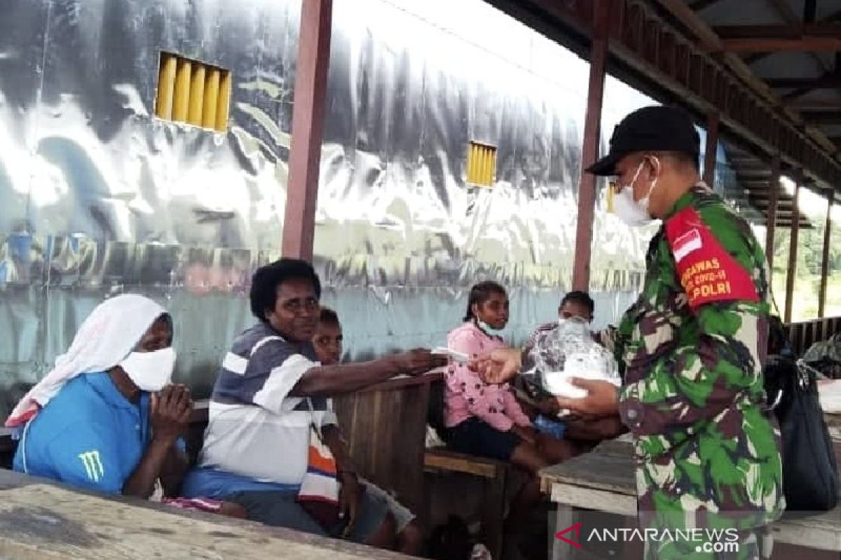 TNI/Polri-Satgas COVID-19 disiplinkan warga Mappi Papua patuhi prokes