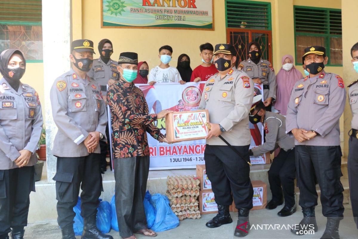 Polres Solok Arosuka bagikan 250 paket sembako ke warga terdampak COVID-19