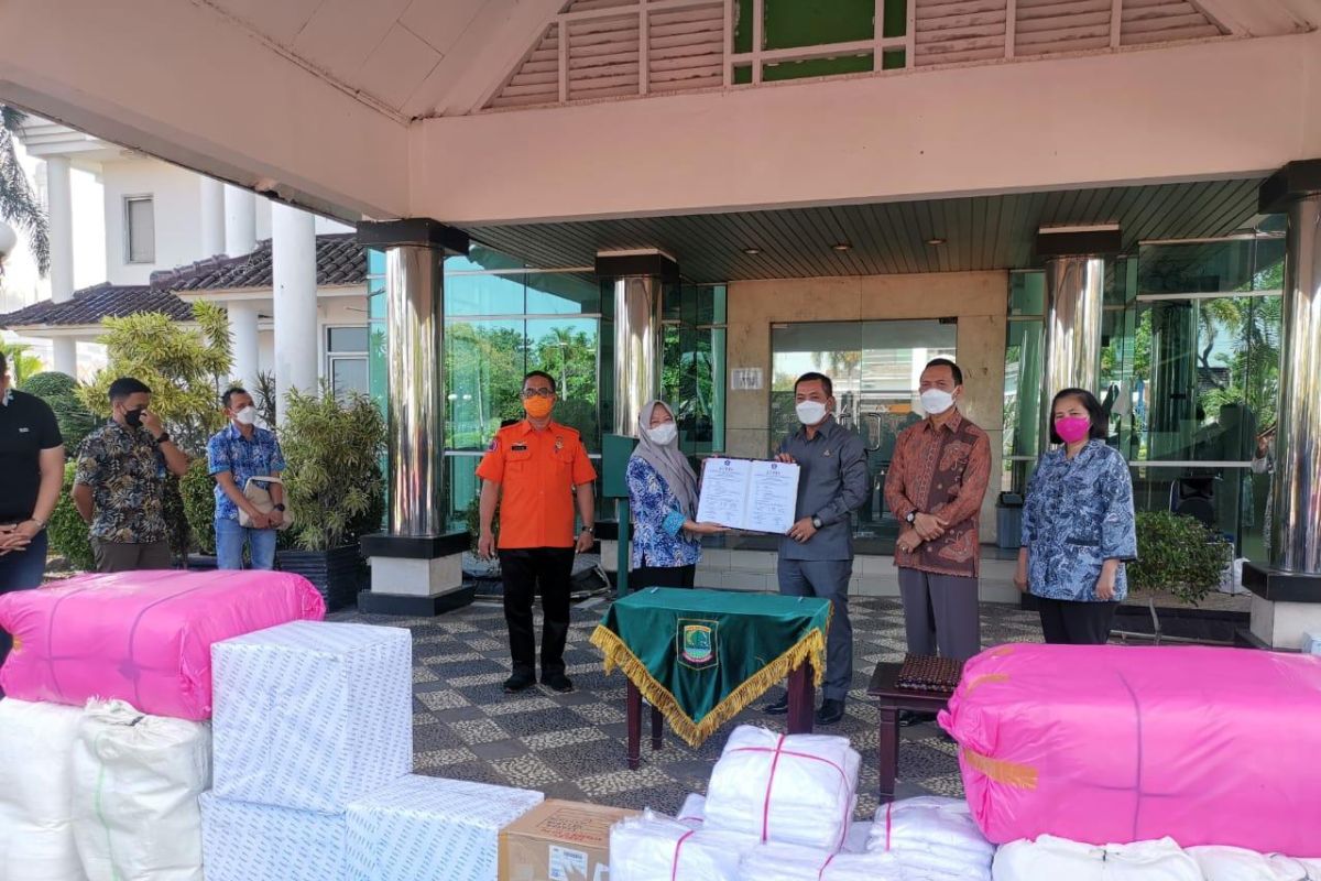 Peruri berikan bantuan APD untuk tenaga kesehatan di Karawang